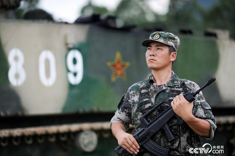 8年勤學(xué)苦練,，王銳成為全軍最年輕的“雙特”兩棲裝甲尖兵,。（彭希 攝）