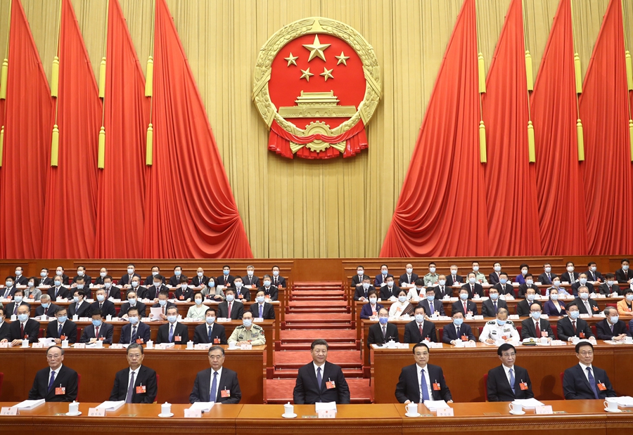 5月22日,，第十三屆全國人民代表大會第三次會議在北京人民大會堂開幕,。黨和國家領(lǐng)導(dǎo)人習(xí)近平、李克強(qiáng),、汪洋,、王滬寧、趙樂際,、韓正,、王岐山等出席，栗戰(zhàn)書主持大會,。