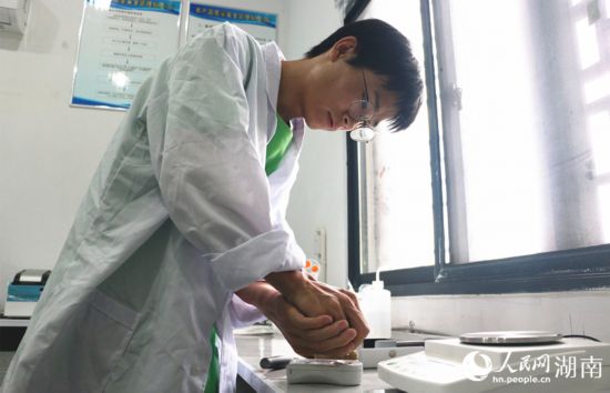 吳健筆在獼猴桃科技小院實驗室測量水果糖分,。 人民網(wǎng)記者 劉賓攝