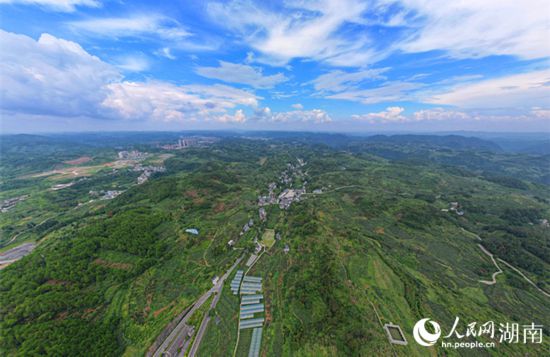 群山環(huán)抱的菖蒲塘村,。 人民網(wǎng)記者 劉賓攝