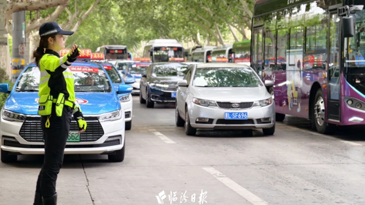直擊,！臨汾考場(chǎng)外的暖心瞬間→
