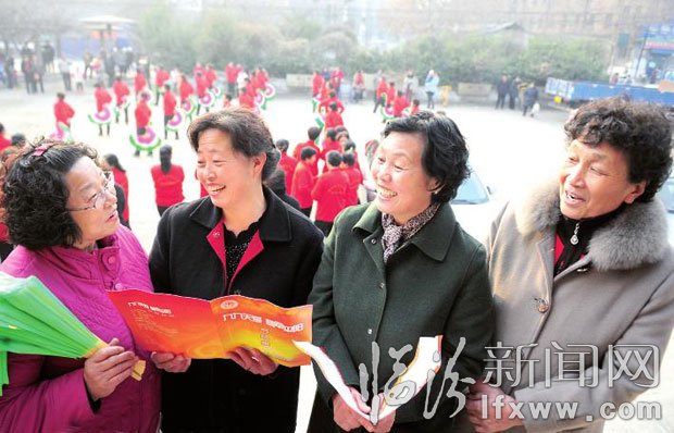 四位“平陽花”藝術(shù)團(tuán)創(chuàng)辦人又在商量演出的事。