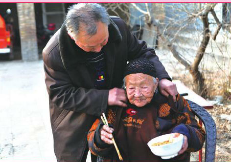 飯前給老人帶上胸襟